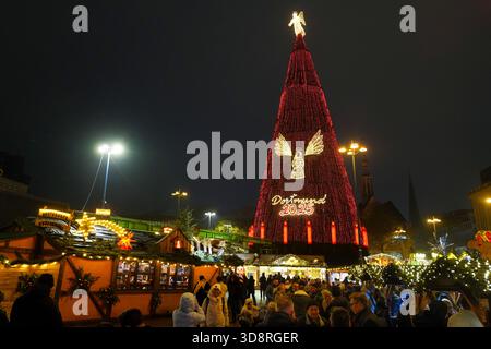 Dortmund, 25 novembre 2025 : le soi-disant plus grand arbre de Noël au monde au marché de Noël de Dortmund. 45 mètres de haut, 40 tonnes de poids, composé de 1 200 épinettes rouges et éclairé par 138 000 lumières LED de couleurs changeantes. Banque D'Images