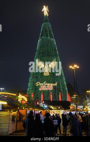 Dortmund, 25 novembre 2025 : le soi-disant plus grand arbre de Noël au monde au marché de Noël de Dortmund. 45 mètres de haut, 40 tonnes de poids, composé de 1 200 épinettes rouges et éclairé par 138 000 lumières LED de couleurs changeantes. Banque D'Images