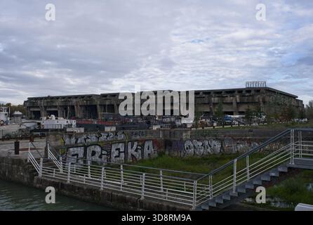 Bordeaux, France - 10 novembre 2025 : base sous-marine allemande BETASOM à Bordeaux. C'est un stylo U-boot fortifié construit par l'Allemagne pendant la seconde Guerre mondiale. Banque D'Images
