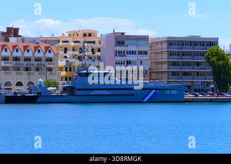 Un patrouilleur de la Garde côtière hellénique amarré près des bâtiments modernes de la ville de Mytilene sur l'île de Lesbos, en Grèce Banque D'Images