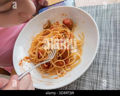 Spaghetti avec boulettes de viande dans White Bowl Banque D'Images