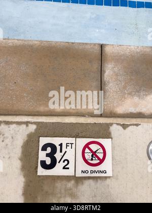 Bord du pool affichant la profondeur et les règles Banque D'Images