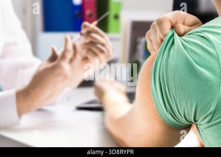 Vaccin contre la grippe avec seringue par le médecin ou l'infirmière. Injection d'aiguille pour le vph, la grippe ou l'hépatite. Pharmacie et soins de santé. Banque D'Images