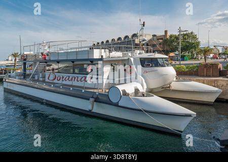 Catamaran Boramar échoué dans le port de Marina Valencia, Central Dock Offices, City Yacht Club, FM5C+VC, Communauté valencienne, Espagne, Europe. Banque D'Images
