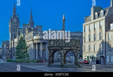 Aberdeen Écosse Castlegate Christmas Tree Clock Towers et Mercat Cross Banque D'Images