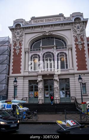 Vue sur la rue large de l'entrée du Théâtre Sébastopol montrant la grande façade avec vitraux, sculptures en pierre, affiches du spectacle à venir Banque D'Images