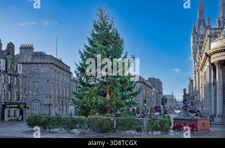 Aberdeen Écosse Castlegate l'arbre de Noël décoré et les tours de l'horloge Banque D'Images