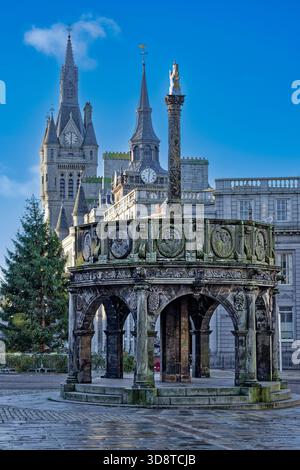 Aberdeen Écosse Castlegate les tours de l'horloge d'arbre de Noël décorées et Mercat Cross Banque D'Images