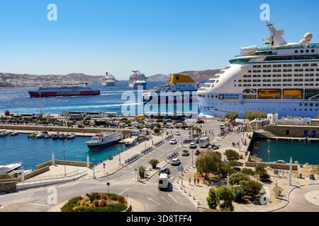 Mykonos, Cyclades, Grèce - Mykonos New Port, Blue Star Ferries et Fast Ferries ferries ferries et un bateau de croisière sont amarrés au quai dans le nouveau port à f Banque D'Images
