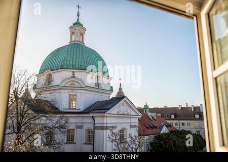 Église catholique romaine de Saint-Casimir, vue du prince polonais dans la vieille ville à rynek nowe miasto de Varsovie, Pologne vue aérienne de toit haut angle Banque D'Images