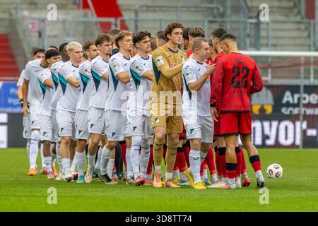 Ingolstadt, Allemagne 29 novembre 2025 : 3. Ligue - 2025/2026 - FC Ingolstadt 04 vs. TSG 1899 Hoffenheim II dans l'image : accueil des deux équipes /// le règlement DFB interdit toute utilisation de photographies comme séquences d'images et/ou quasi-vidéo /// Banque D'Images