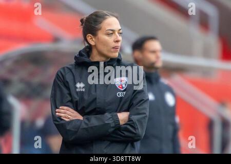 Ingolstadt, Allemagne 29 novembre 2025 : 3. Ligue - 2025/2026 - FC Ingolstadt 04 vs. TSG 1899 Hoffenheim II dans l'image : coach Sabrina Wittmann (FCI) /// la réglementation DFB interdit toute utilisation de photographies comme séquences d'images et/ou quasi-vidéo /// Banque D'Images