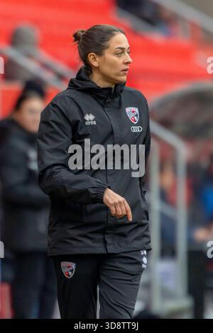 Ingolstadt, Allemagne 29 novembre 2025 : 3. Ligue - 2025/2026 - FC Ingolstadt 04 vs. TSG 1899 Hoffenheim II dans l'image : coach Sabrina Wittmann (FCI) /// la réglementation DFB interdit toute utilisation de photographies comme séquences d'images et/ou quasi-vidéo /// Banque D'Images