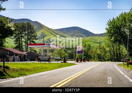 Roseland, États-Unis - 27 avril 2025 : station-service Exxon Mobil dans la campagne de Virginie comté de Nelson par la station de ski Wintergreen Resort dans les montagnes Blue Ridge Banque D'Images