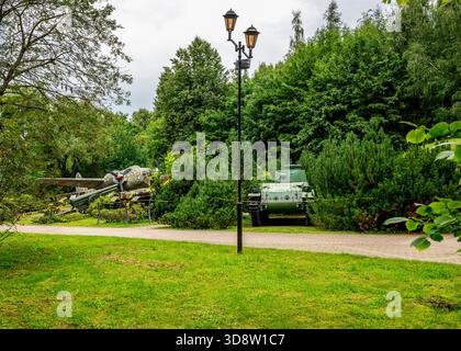Exposition de parc historique avec char et avion au milieu de la verdure et de l'atmosphère militaire vintage dans le Musée des reliques d'armes principales de l'armée à Moscou Banque D'Images