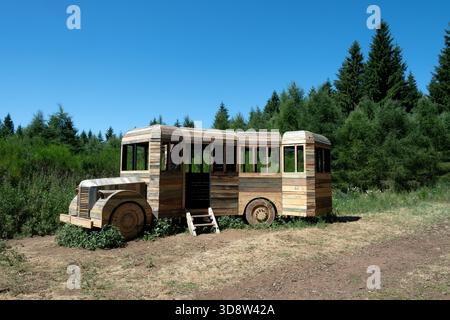 Horizons arts et natures dans Sancy 2025. Magic bus de Ghyslain Bertholon , Puy de Dôme, Auvergne Rhône, France Banque D'Images