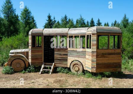 Horizons arts et natures dans Sancy 2025. Magic bus de Ghyslain Bertholon , Puy de Dôme, Auvergne Rhône, France Banque D'Images