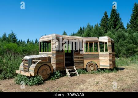 Horizons arts et natures dans Sancy 2025. Magic bus de Ghyslain Bertholon , Puy de Dôme, Auvergne Rhône, France Banque D'Images