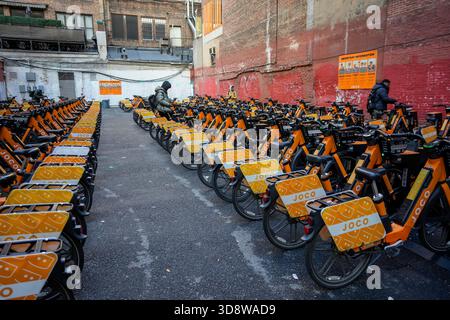 Recharge et stockage de la batterie E-bike pour le service de partage de vélos Joco à Chelsea à New York le samedi 22 novembre 2025. Le service est principalement utilisé par les livreurs, leur donnant la possibilité de ne pas avoir besoin de posséder un vélo électrique. (© Richard B. Levine) Banque D'Images