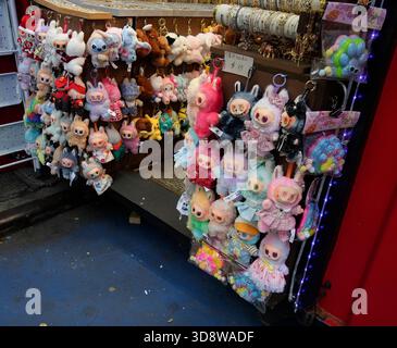 Poupées étiquetées Labubu dans un marché de vacances à New York le vendredi 21 novembre 2025.(© Richard B. Levine) Banque D'Images