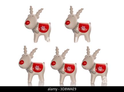 Cerf en céramique jouet isolé sur fond blanc, gros plan. Banque D'Images