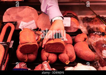 Barcelone, Barcelone, Espagne. 2 décembre 2025. Des saucisses et des produits à base de porc sont en vente sur le marché de la Boqueria après que l'exportation de produits à base de porc hors de l'UE a été interdite en Catalogne en raison de la peste porcine africaine. L'hypothèse principale est qu'un sandwich à saucisses contaminé était la source probable de l'éclosion. (Crédit image : © Marc Asensio Clupes/ZUMA Press Wire) USAGE ÉDITORIAL SEULEMENT ! Non destiné à UN USAGE commercial ! Banque D'Images