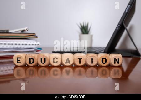 mot d'hospitalité écrit sur bloc de bois. texte d'accueil sur table, concept Banque D'Images