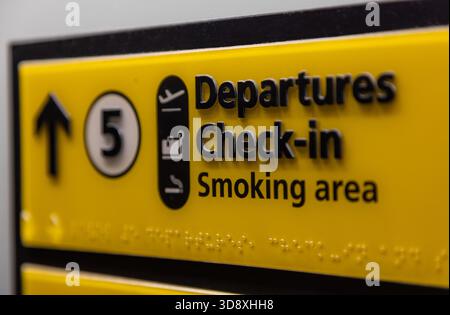 Départ enregistrement ascenseur ou panneau ascenseur à un aéroport Banque D'Images