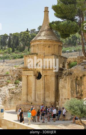 Touristes Absalom's Monument dans le cimetière juif sur le Mont des oliviers à Jérusalem, Israël. Banque D'Images