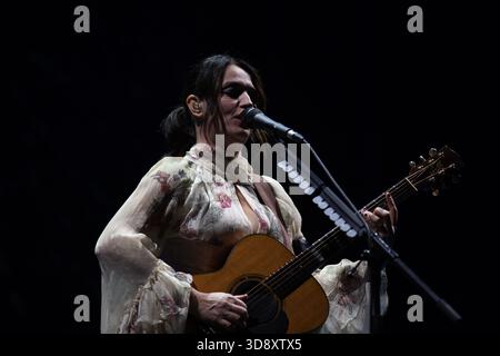Naples, Italie. 1er décembre 2025. La chanteuse-compositrice italienne Carmen Consoli se produit en concert au Teatro Augusteo de Naples, en Italie, pour son Amuri Luci - Tour 2025. (Photo de Mariano Montella/Pacific Press) crédit : Pacific Press Media production Corp./Alamy Live News Banque D'Images