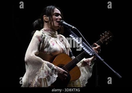 Naples, Italie. 1er décembre 2025. La chanteuse-compositrice italienne Carmen Consoli se produit en concert au Teatro Augusteo de Naples, en Italie, pour son Amuri Luci - Tour 2025. (Photo de Mariano Montella/Pacific Press) crédit : Pacific Press Media production Corp./Alamy Live News Banque D'Images