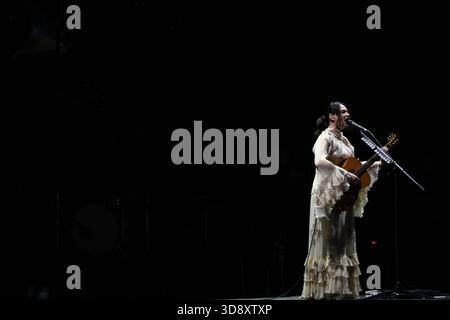 Naples, Italie. 1er décembre 2025. La chanteuse-compositrice italienne Carmen Consoli se produit en concert au Teatro Augusteo de Naples, en Italie, pour son Amuri Luci - Tour 2025. (Photo de Mariano Montella/Pacific Press) crédit : Pacific Press Media production Corp./Alamy Live News Banque D'Images