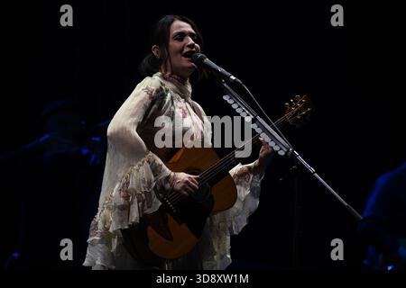 Naples, Italie. 1er décembre 2025. La chanteuse-compositrice italienne Carmen Consoli se produit en concert au Teatro Augusteo de Naples, en Italie, pour son Amuri Luci - Tour 2025. (Photo de Mariano Montella/Pacific Press) crédit : Pacific Press Media production Corp./Alamy Live News Banque D'Images