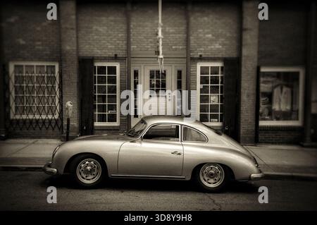 Porsche 365 vintage argenté garé devant un vieux bâtiment dans le ton sépia Banque D'Images