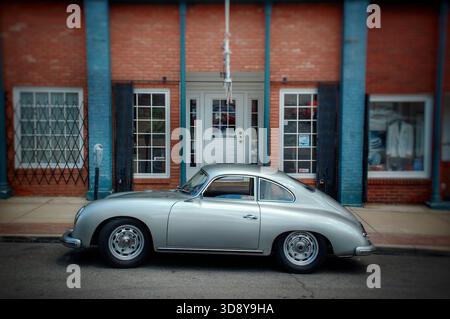 Porsche 365 vintage argenté garé devant un ancien bâtiment Banque D'Images