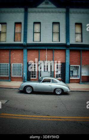 Porsche 365 vintage argenté garé devant un ancien bâtiment Banque D'Images