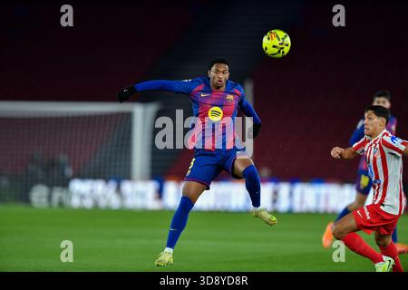 Barcelone, ESP. 02 décembre 2025. FC BARCELONE vs ATLETICO MADRID 2 décembre 2025 Alejandro Balde (3) du FC Barcelone lors du match entre le FC Barcelone et l'Atletico Madrid correspondant à la dix-neuvième journée (match avancé) de la Liga EA Sports au Spotify Camp Nou à Barcelone, Espagne. Crédit : Rosdemora/Alamy Live News Banque D'Images
