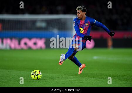 Barcelone, ESP. 02 décembre 2025. FC BARCELONE vs ATLETICO MADRID 2 décembre 2025 Lamine Yamal (10) du FC Barcelone lors du match entre le FC Barcelone et l'Atletico Madrid correspondant à la dix-neuvième journée (match avancé) de la Liga EA Sports au Spotify Camp Nou à Barcelone, Espagne. Crédit : Rosdemora/Alamy Live News Banque D'Images