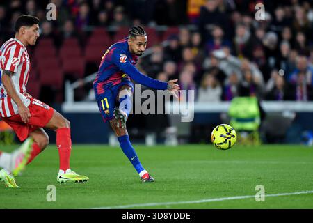 Barcelone, ESP. 02 décembre 2025. FC BARCELONE vs ATLETICO MADRID 2 décembre 2025 Raphina (11) du FC Barcelone lors du match entre le FC Barcelone et l'Atletico Madrid correspondant à la dix-neuvième journée (match avancé) de la Liga EA Sports au Spotify Camp Nou à Barcelone, Espagne. Crédit : Rosdemora/Alamy Live News Banque D'Images