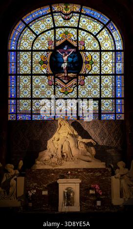 Paris, France 08 04 2023 : partie de l'intérieur de l'église catholique Eglise Saint-Sulpice, la plus grande église de Paris, France. Aussi grand que notre-Dame, th Banque D'Images