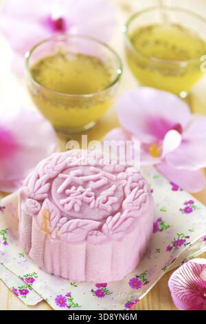 Gâteaux de lune à la peau de neige. Cuisine chinoise traditionnelle du festival de mi-automne. Les mots chinois sur les gâteaux de lune signifient noble délice, pas un logo ou une marque de commerce Banque D'Images