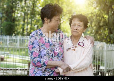 Cliché franc de femmes âgées asiatiques au parc extérieur le matin Banque D'Images