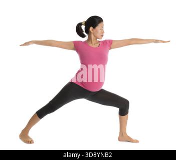 Cours de yoga prénatal. Longueur totale de l'Asie en bonne santé Femme enceinte faisant du yoga étirement exercice à la maison, fullbody isolé sur fond blanc. Position de Yoga Banque D'Images