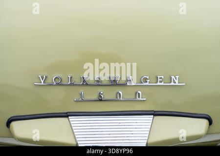 Linthe, ALLEMAGNE - 08 JUIN 2025 : le badge arrière classique Volkswagen 1500 sur compact type 3 Notchback. Affichage oldtimer Die. Banque D'Images