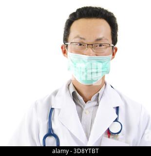 Médecin homme asiatique avec masque de visage portrait sur fond blanc Banque D'Images