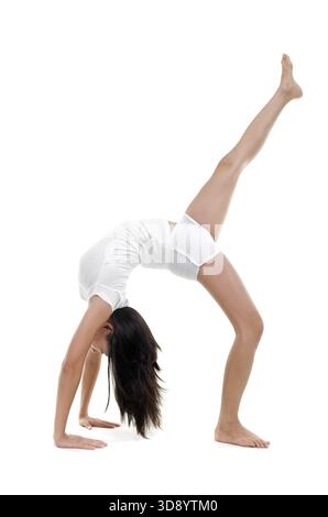 Femme dans le yoga, un tailleur face à la hausse posent Bow (Eka Pada Urdhva Dhanurasana), sur fond blanc Banque D'Images