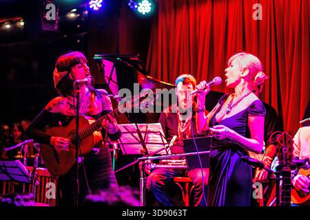Inés Estévez, Mel Muñiz et son groupe dans un spectacle live. Les chanteurs argentins lors d'un concert à Buenos Aires (2 mars 2024) Banque D'Images