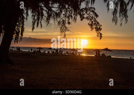 Flic en Flac est une longue plage populaire sur la côte ouest de l'île Maurice Banque D'Images