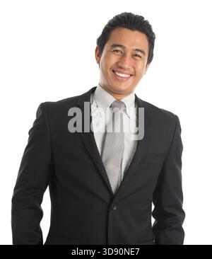Portrait de jeune homme d'affaires attrayant de l'Asie du Sud-est debout isolé sur fond blanc. Modèle masculin malais asiatique Banque D'Images