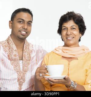 Portrait de la famille indienne heureuse à la maison. Mère indienne mature des années 50 et fils adulte des années 30 Banque D'Images